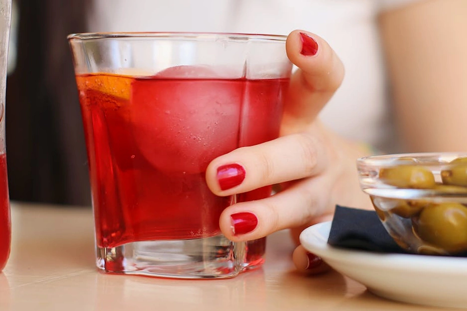 Zeytin ağaçları arasında duran bir zeytinyağı uzmanı